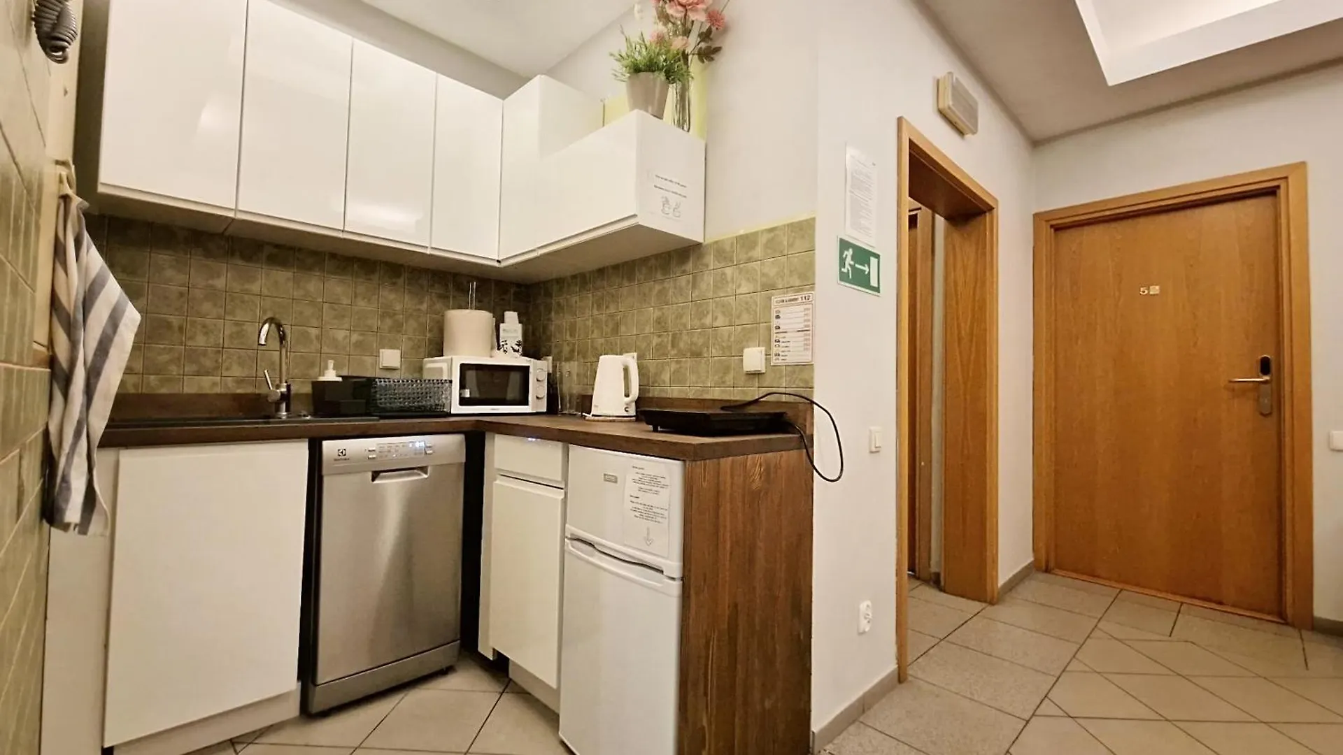 Helvetia Plus B&B - Private Rooms And Apartments Warsaw 0*,